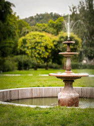 Installation de fontaine dans le jardin  